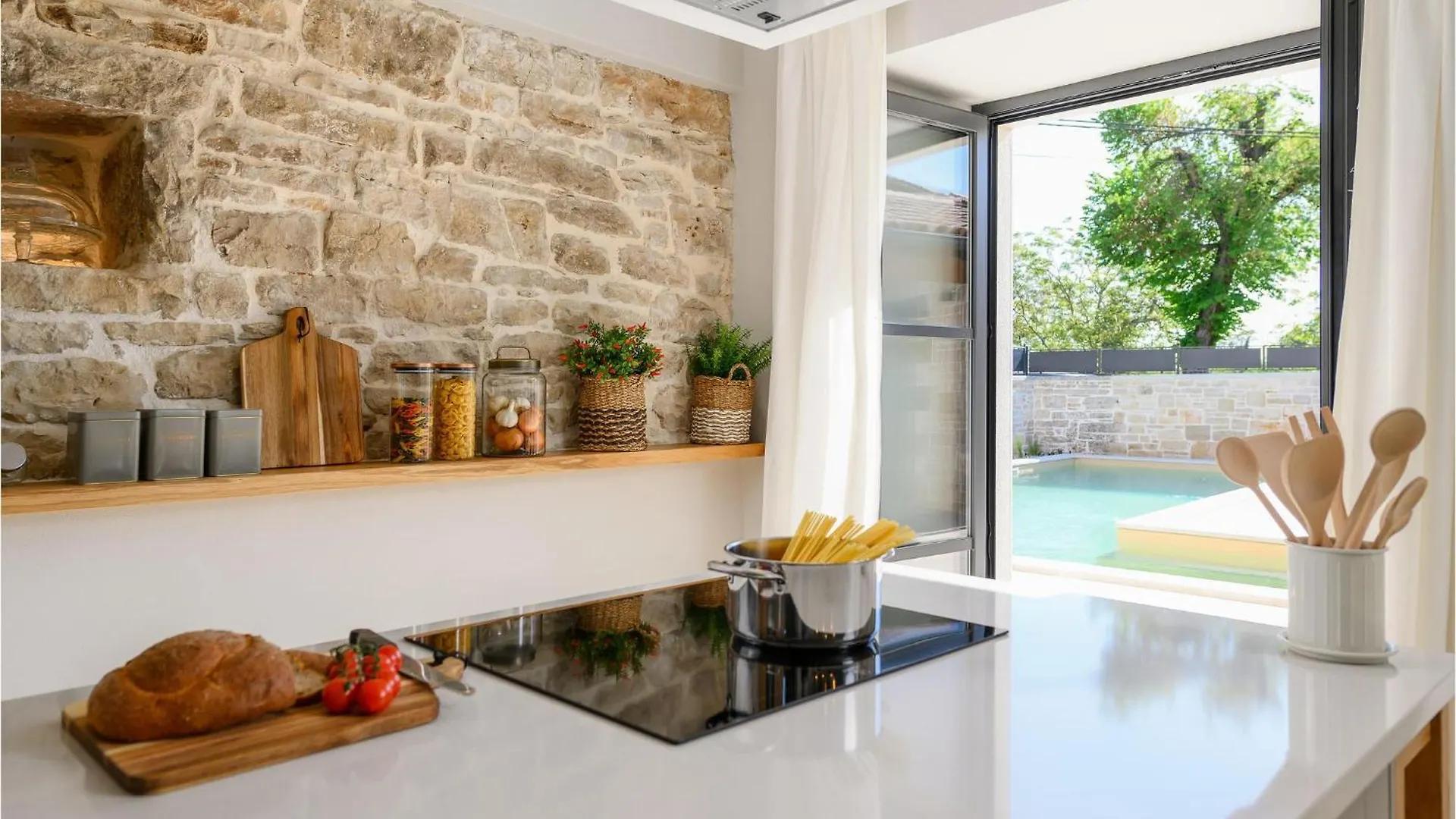 Nice Home In Tinjan With Outdoor Swimming Pool 0*,  Kroatien