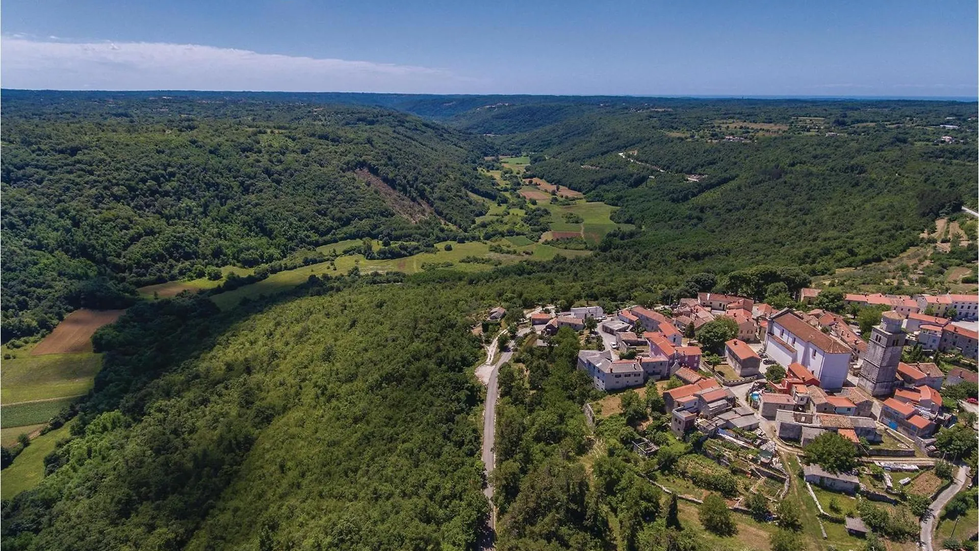 Nice Home In Tinjan With Outdoor Swimming Pool Ferienhaus