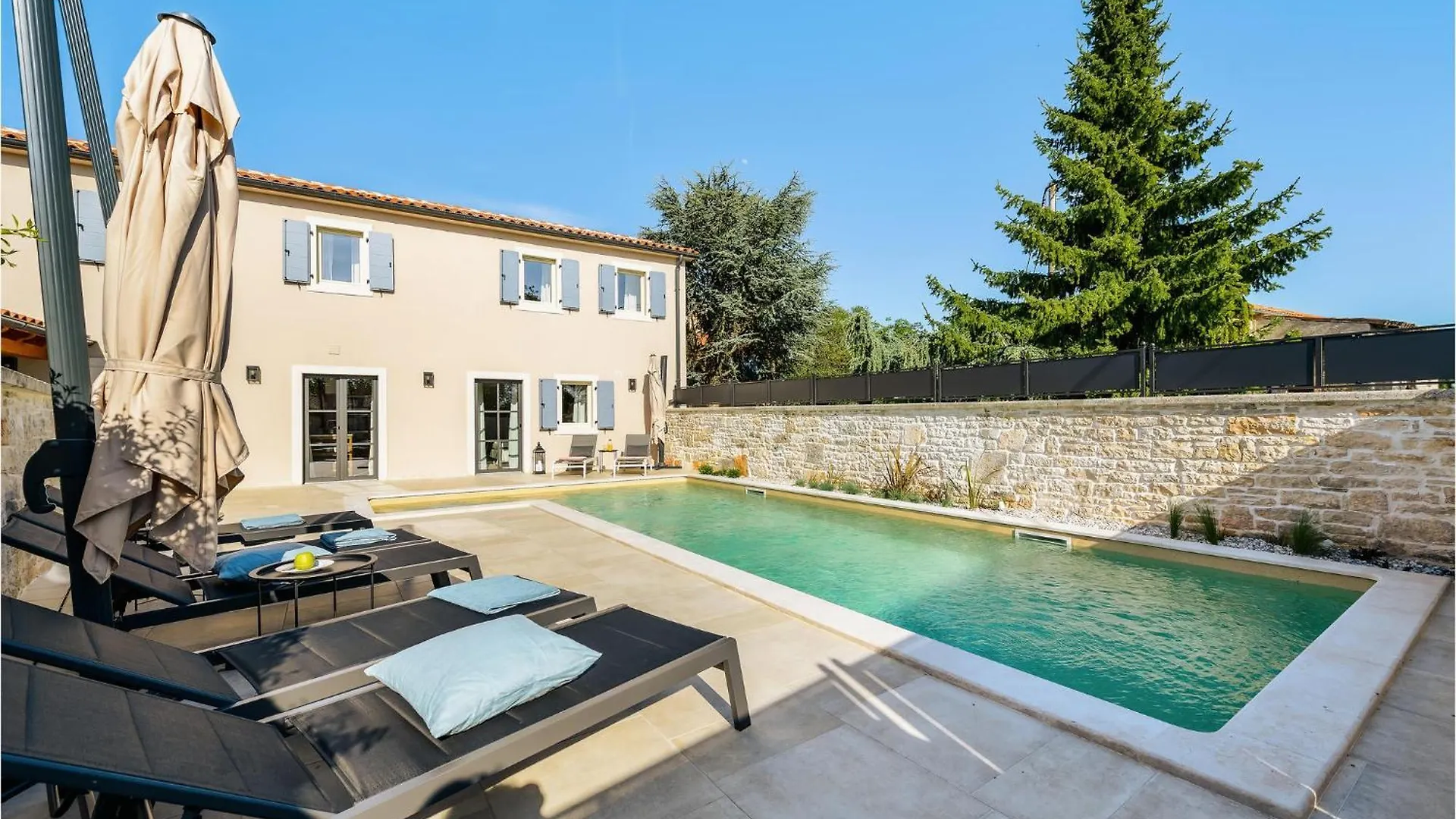 Ferienhaus Nice Home In Tinjan With Outdoor Swimming Pool