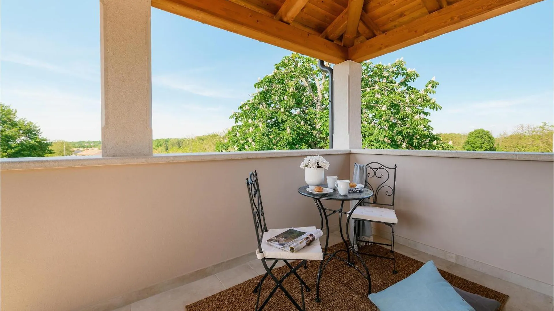 Nice Home In Tinjan With Outdoor Swimming Pool