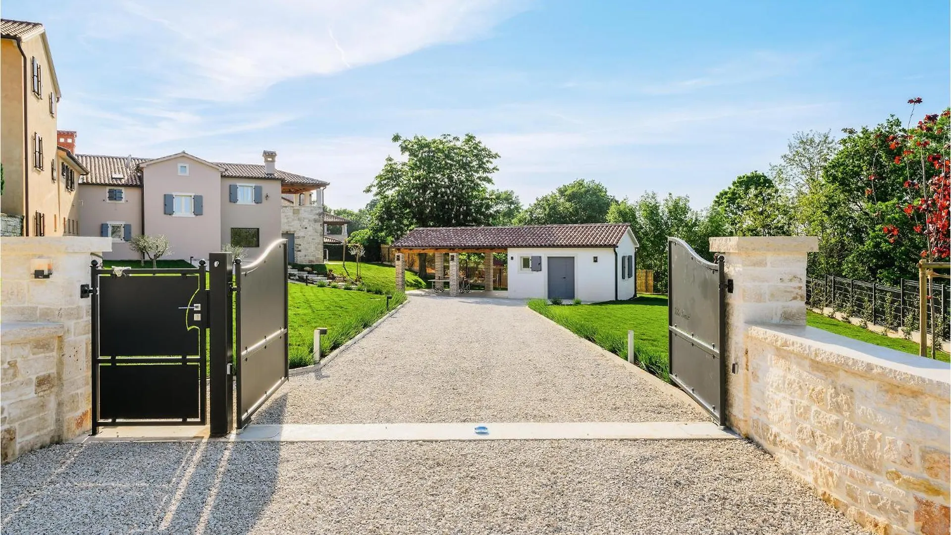 Nice Home In Tinjan With Outdoor Swimming Pool Ferienhaus